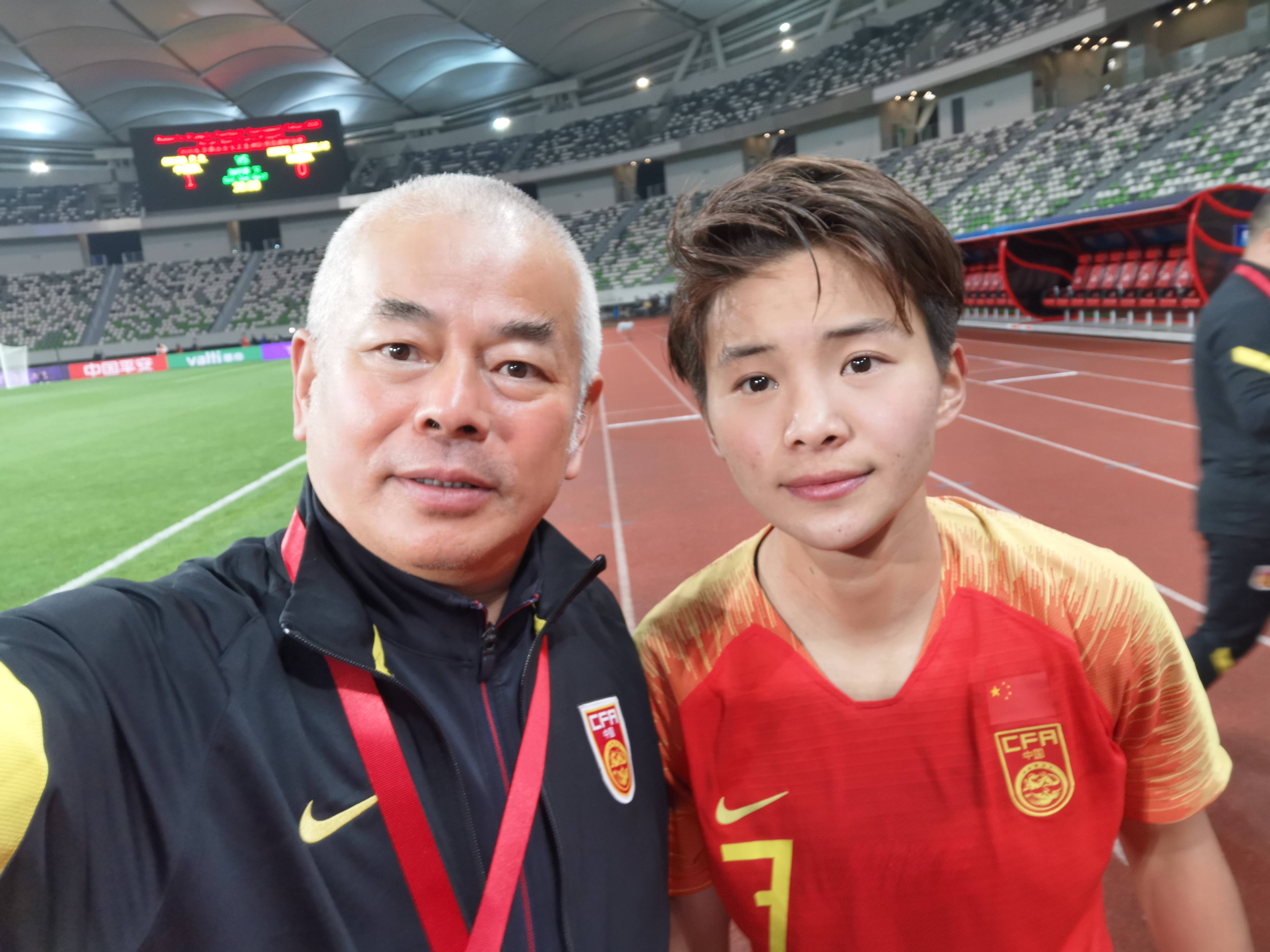 关于中国女足再度登上胜利之巅，球员们斗志昂扬的信息