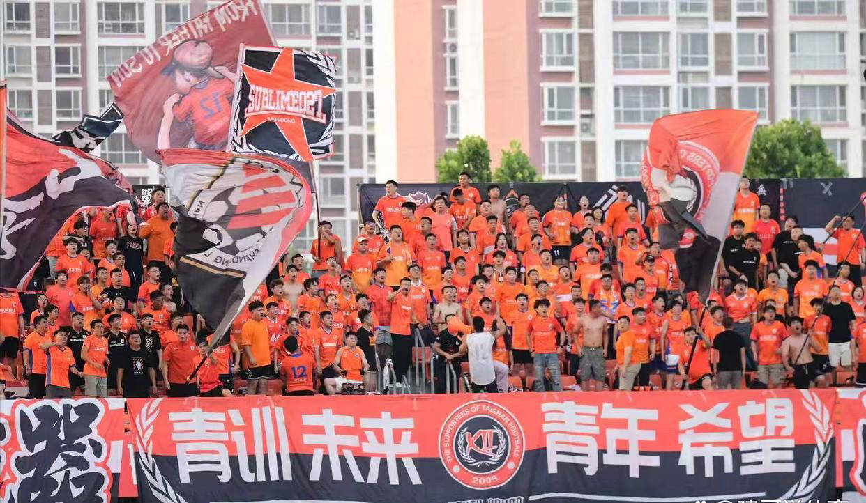 精彩对决拉开序幕，球迷热情忘我的简单介绍