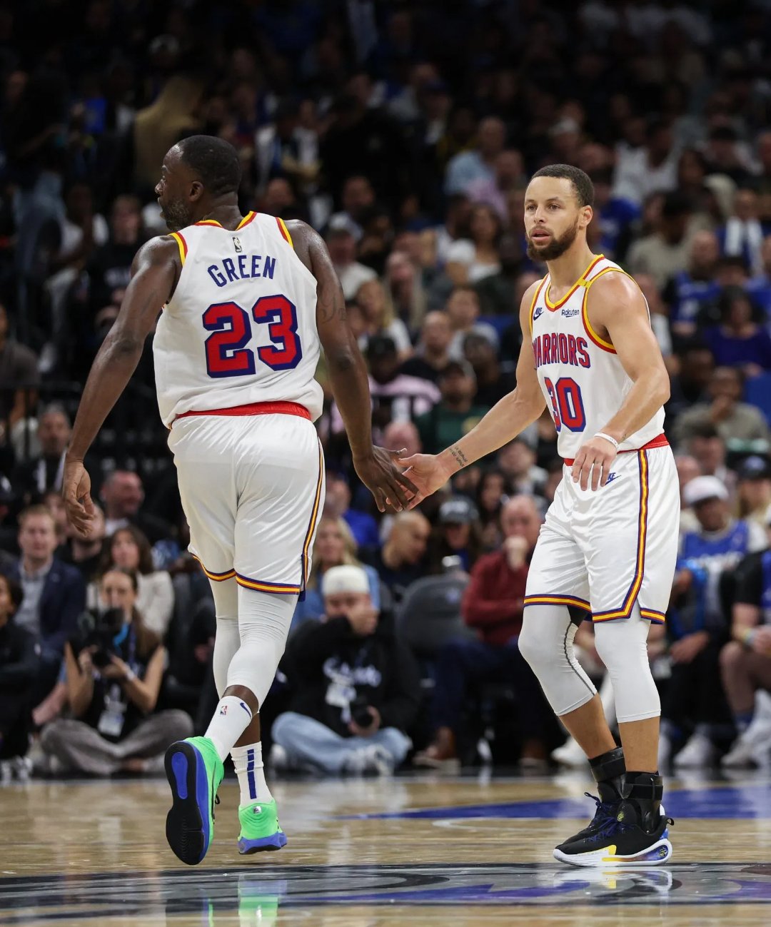 开云下载-勇士逆袭封狼,库里得三分球