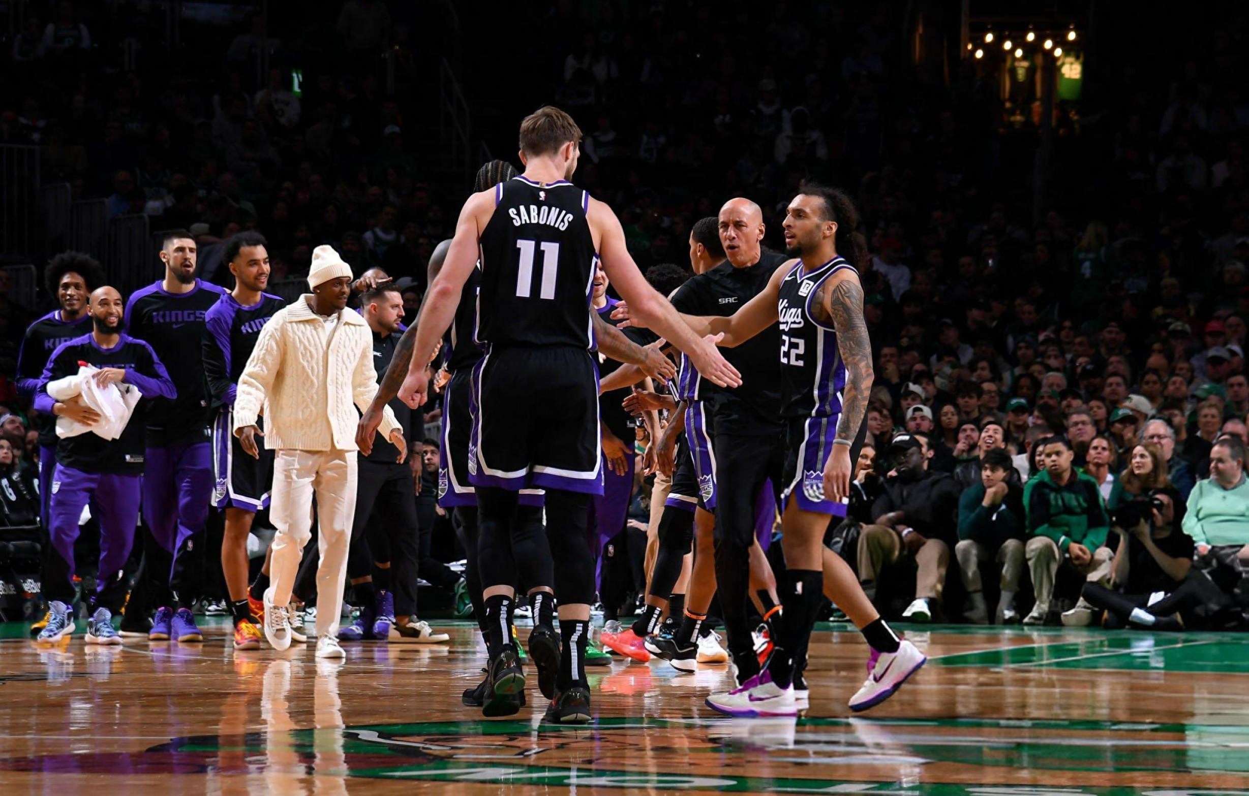 关于国王不敌爵士，戈贝尔篮板统治比赛的信息