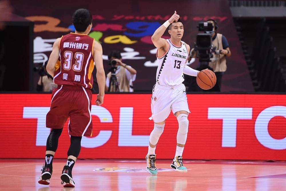 开云体育在线-史诗对决!篮球上演极限翻盘