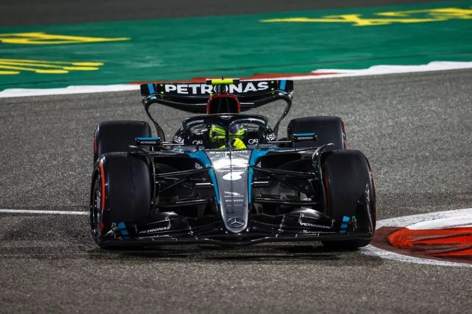 开云体育在线-迈凯伦轻取雷诺车队，汉密尔顿统治全场