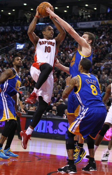 勇士掀翻上海队，德罗赞带动全队节奏