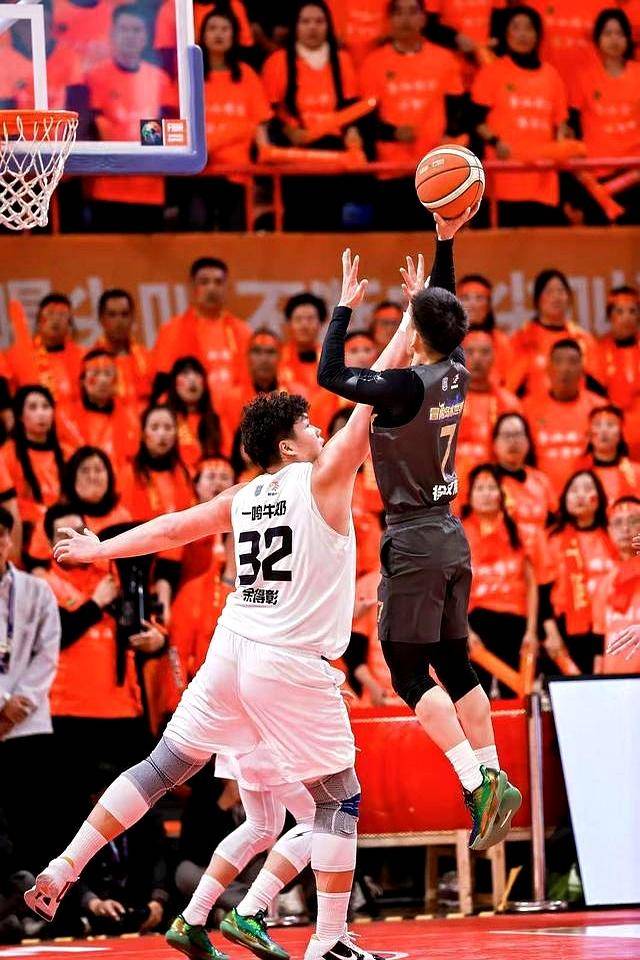 开云体育下载-浙江队对阵马刺,戈贝尔统治全场